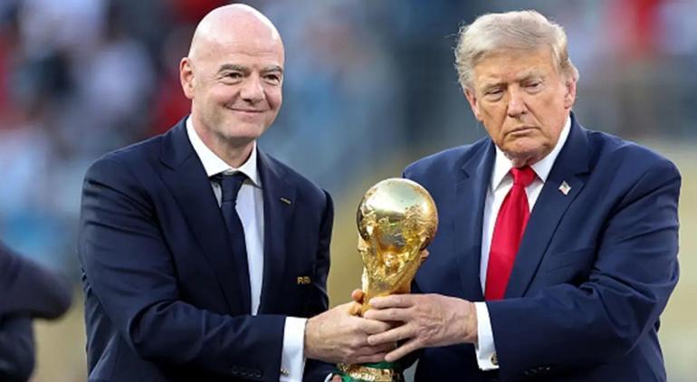Donald Trump Dünya Kupası kupasını inceledi
