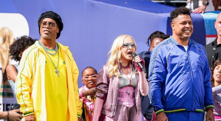 Madonna Ronaldo ve Ronaldinho Dünya Kupası devre arası gösterisi