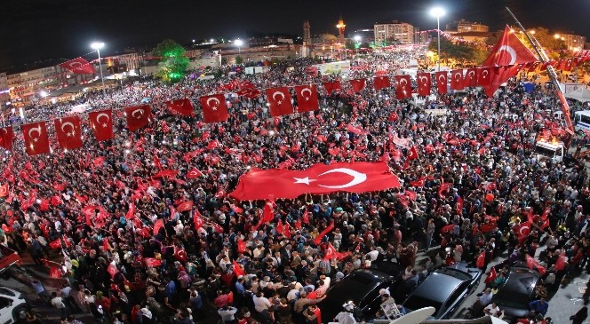 Sivas 15 Temmuz’da Milli İradeye Sahip Çıktı! O Gece Meydanlar Dolup Taştı