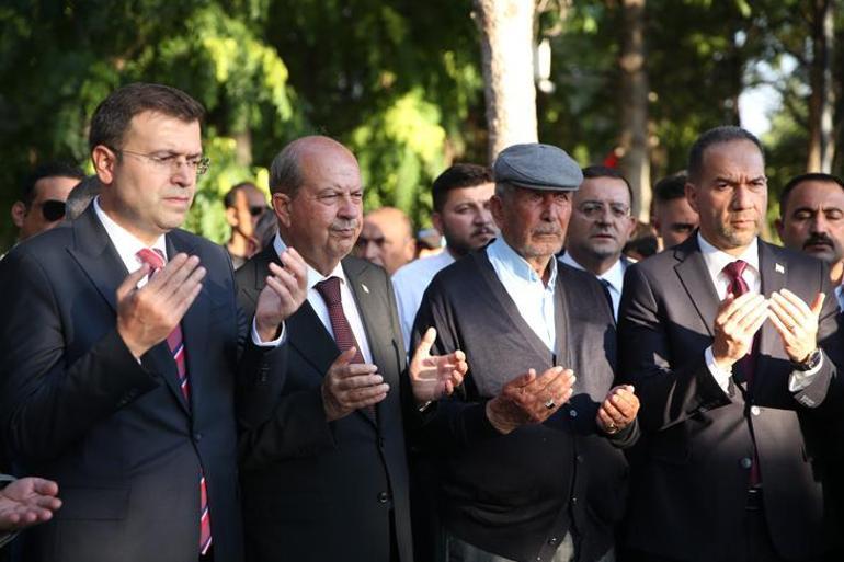 KKTC Cumhurbaşkanı Ersin Tatar Ömer Halisdemir'in kabrinde