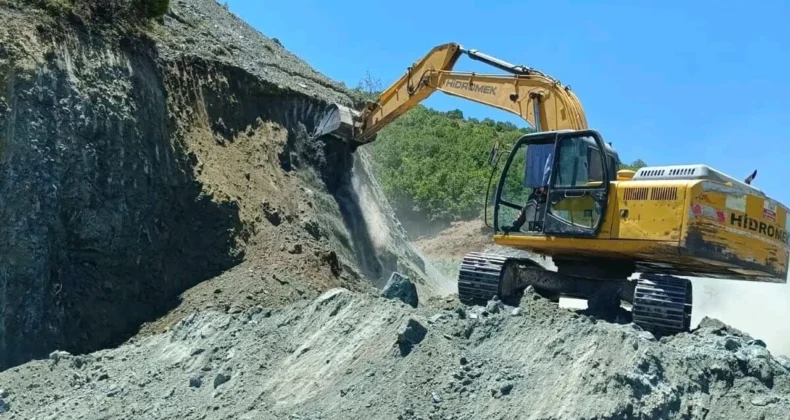 Suşehri’nde Heyelan Sonrası Yol Yeniden Ulaşıma Açıldı! Ekipler Kısa Sürede Müdahale Etti