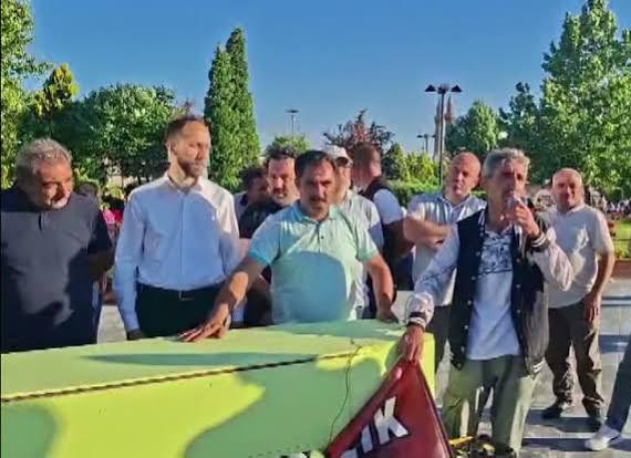 SİDEMİR İşçilerinden Tabutlu Protesto! “Fabrikamız Yeniden Üretime Başlasın” Çağrısı