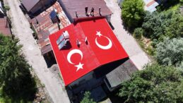 Sivas’ta Evinin Çatısını Türk Bayrağıyla Kapladı! Görenlerin Beğenisini Topladı