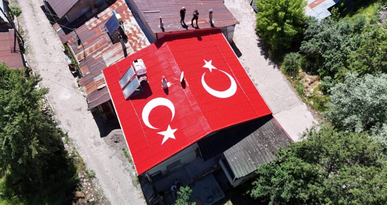 Sivas’ta Evinin Çatısını Türk Bayrağıyla Kapladı! Görenlerin Beğenisini Topladı