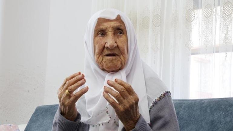 97 yaşındaki Döne Toygar 15 Temmuz haberlerini takip ediyor