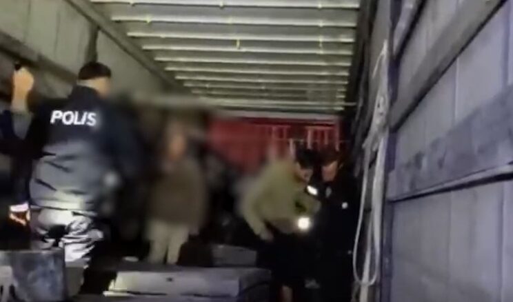 Sivas’ta Göçmen Kaçakçılığı Operasyonu! 3 Şüpheli Tutuklandı, 10 Düzensiz Göçmen Yakalandı