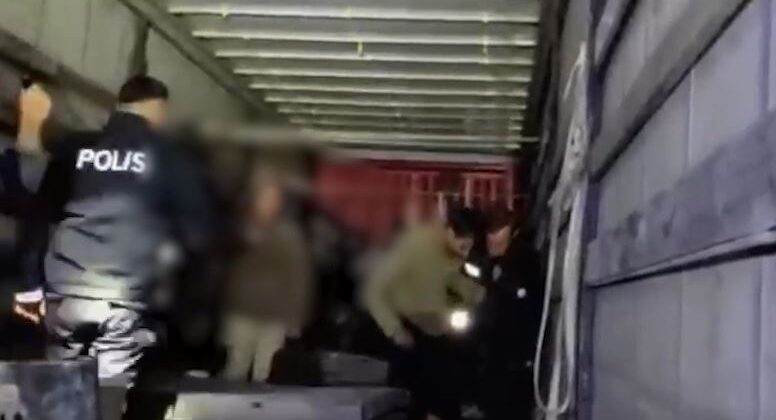 Sivas’ta Göçmen Kaçakçılığı Operasyonu! 3 Şüpheli Tutuklandı, 10 Düzensiz Göçmen Yakalandı