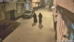 Adana’da Çarşaflı Hırsızlık Kamerada! Bir Gün Önceden Keşif Yapıp Eve Girdiler