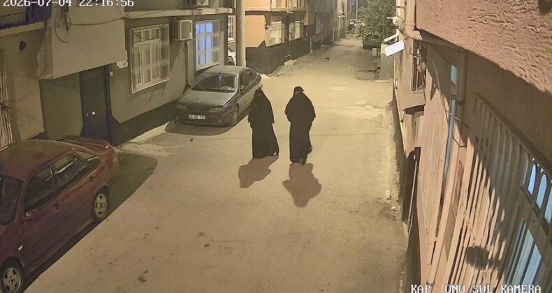 Adana’da Çarşaflı Hırsızlık Kamerada! Bir Gün Önceden Keşif Yapıp Eve Girdiler