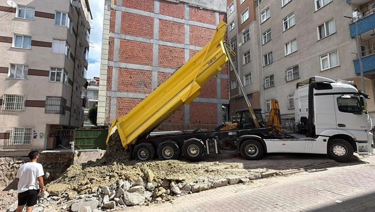 Tahliye edilen apartmanda incelemeler sürüyor