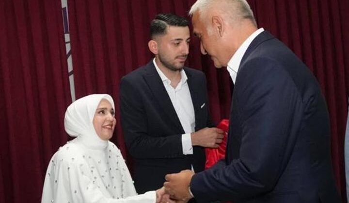 Bakan Ersoy, genç çiftin nikâh şahidi oldu