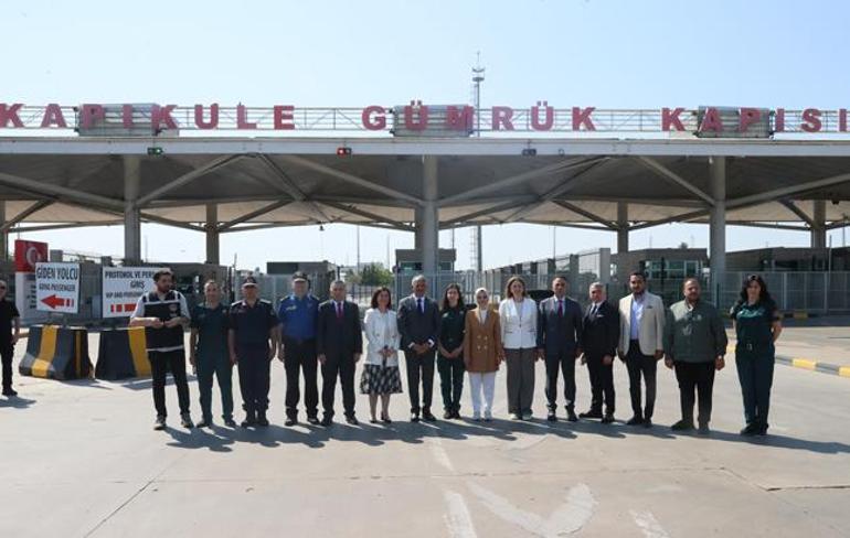 Bakan Mahinur Özdemir Göktaş gurbetçiler ve görevlilerle hatıra fotoğrafı çektirdi