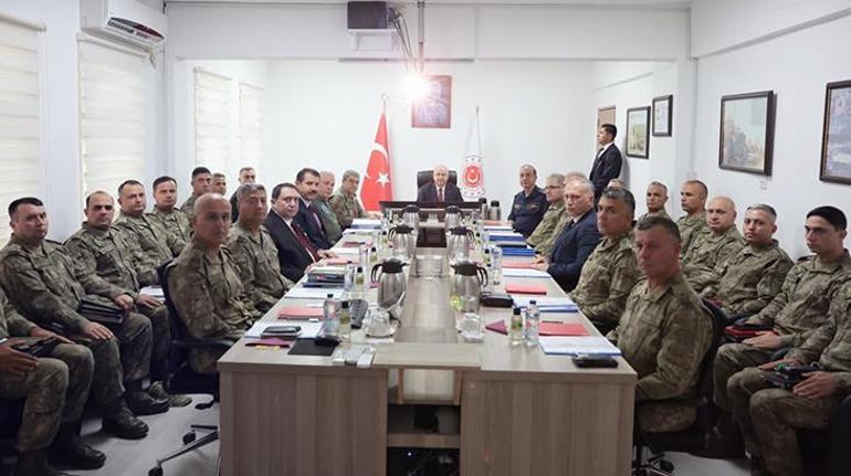 Milli Savunma Bakanı Yaşar Güler KKTC 14'üncü Zırhlı Tugay Komutanlığı'nı ziyaret etti