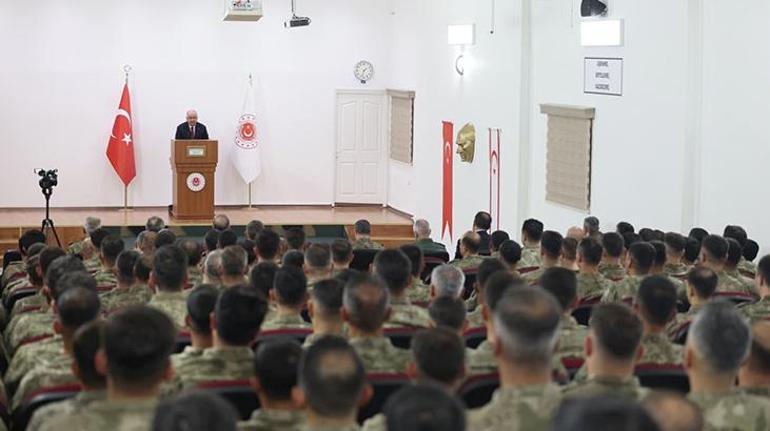 Milli Savunma Bakanı Yaşar Güler Mehmetçikle bir araya geldi