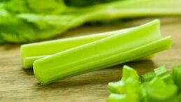 Kerevizin Yaprak ve Saplarını Çöpe Atmayın! Vitamin Deposu Çıktı