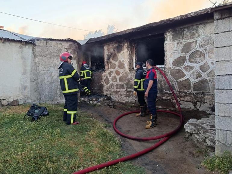 Bitlis'teki ev yangınında olay yeri görüntüsü