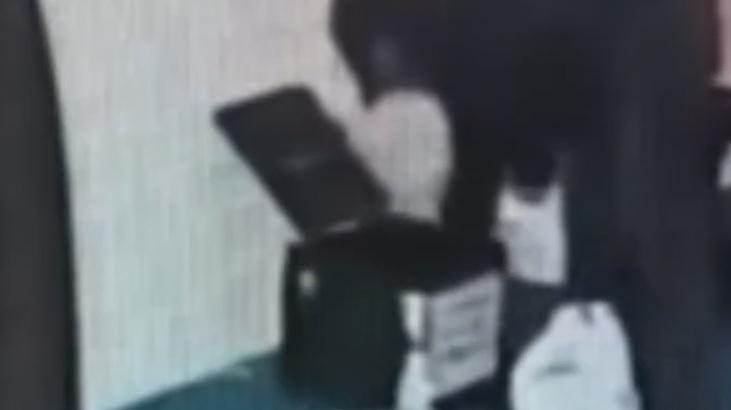 Camideki Yardım Kumbarasını Taşla Kırıp Paraları Çaldı! O Anlar Kamerada
