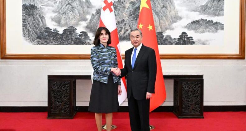 Çin ve Gürcistan’dan Stratejik İş Birliği Mesajı! Wang Yi ile Maka Botchorishvili Beijing’de Görüştü