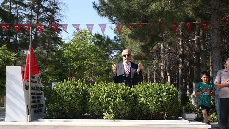 Emekli Korgeneral Zekai Aksakallı Şehit Ömer Halisdemir'in kabrini ziyaret etti