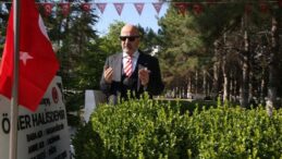 Zekai Aksakallı, Şehit Ömer Halisdemir’in Kabrini Ziyaret Etti: “Darbenin Kırılma Noktasıydı”