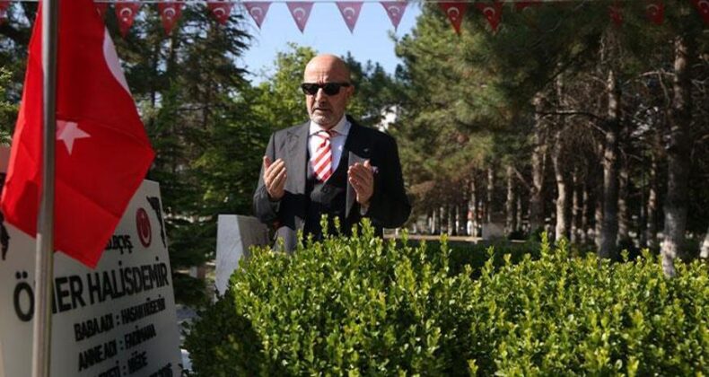 Zekai Aksakallı, Şehit Ömer Halisdemir’in Kabrini Ziyaret Etti: “Darbenin Kırılma Noktasıydı”
