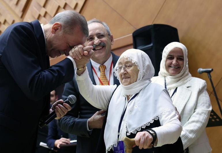 Cumhurbaşkanı Erdoğan ödül töreninde Kenan Yavuz ve annesi Alime Yavuz ile