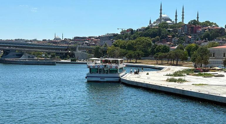 Haliç'te köprü ayağına çarpan tur teknesi ve olay yerindeki ekipler