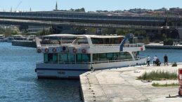 Haliç’te Tur Teknesi Faciası! Köprü Ayağına Çarpan Tekneden Düşen Personel İçin Arama Başlatıldı