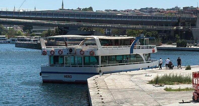 Haliç’te Tur Teknesi Faciası! Köprü Ayağına Çarpan Tekneden Düşen Personel İçin Arama Başlatıldı