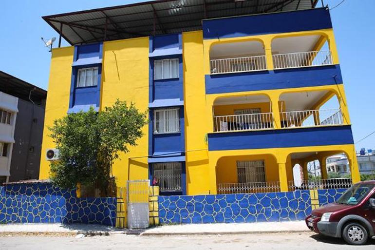 Fenerbahçe renklerine boyanan apartman