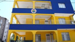 Hatay’da Fenerbahçe Sevdası Apartmana Yansıdı! 3 Katlı Bina Sarı-Laciverte Boyandı
