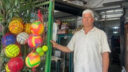 İzmir’deki Bu Bakkal Zamana Direniyor! 90’lı Yılların Unutulan Lezzetleri Raflarda Yaşıyor