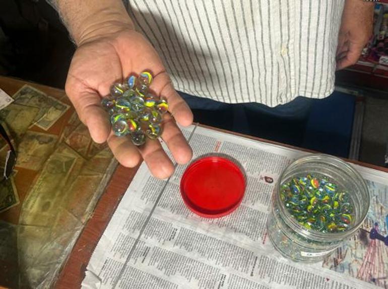 İzmir'de nostalji yaşatan mahalle bakkalı