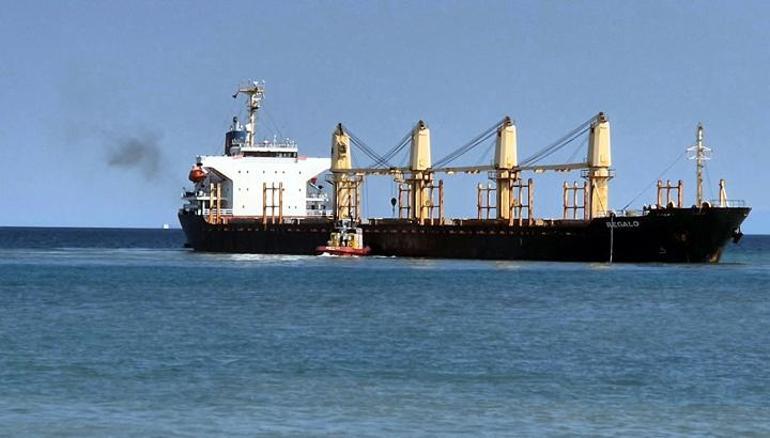 Karaya oturan kuru yük gemisi için kurtarma çalışmaları sürüyor