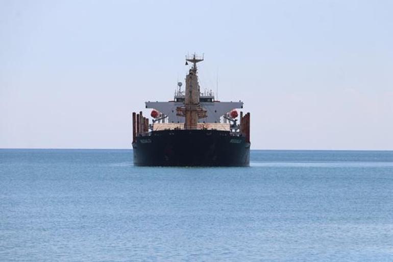 Karaya oturan yük gemisinde inceleme yapan ekipler
