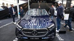 Mercedes-Benz, 2026 yılının ikinci çeyreğinde elektrikli araç satışlarını geçen yılın aynı dönemine göre yüzde 51 artırdı. Buna karşın toplam binek otomobil satışları yüzde 8 gerilerken, Çin pazarındaki satışlarda yüzde 30’luk düşüş dikkat çekti.