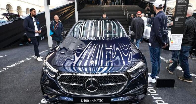 Mercedes-Benz, 2026 yılının ikinci çeyreğinde elektrikli araç satışlarını geçen yılın aynı dönemine göre yüzde 51 artırdı. Buna karşın toplam binek otomobil satışları yüzde 8 gerilerken, Çin pazarındaki satışlarda yüzde 30’luk düşüş dikkat çekti.