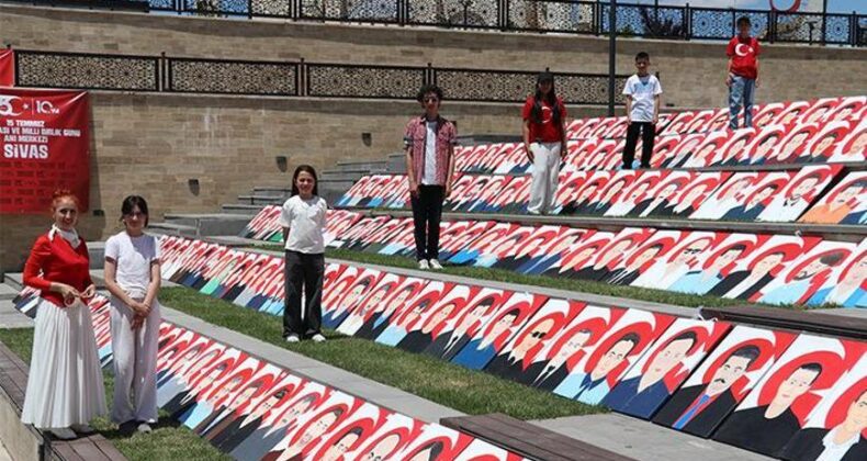 Sivas’ta Öğrencilerden Duygulandıran 15 Temmuz Sergisi! 216 Eser Ziyaretçilerle Buluştu
