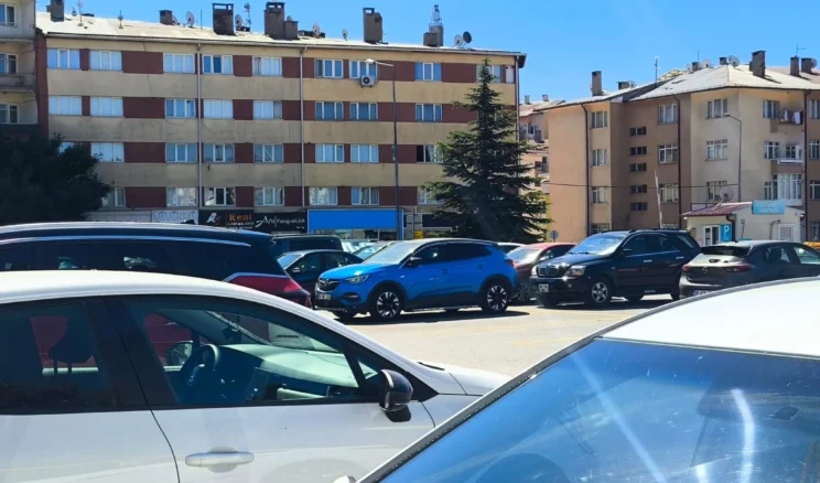 Sivas’ta Otopark Çilesi Büyüyor! Gurbetçilerin Gelişiyle Park Yeri Bulmak Zorlaştı