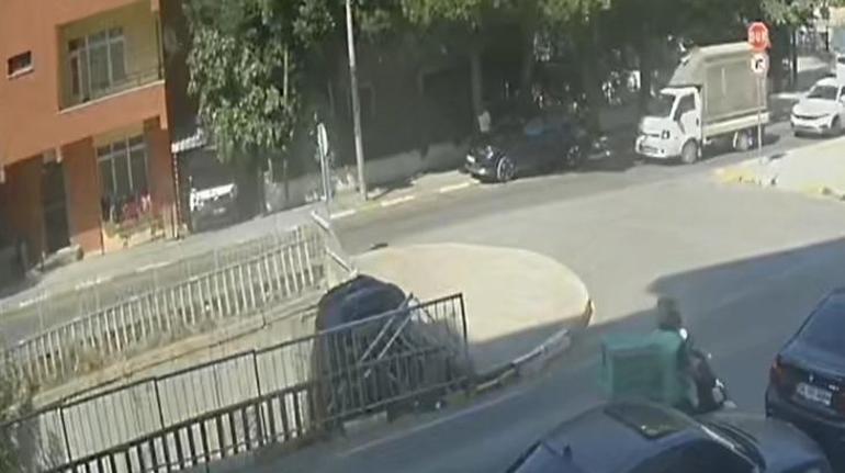 Pendik'te dereye uçan otomobilin kaza anı güvenlik kamerasına yansıdı