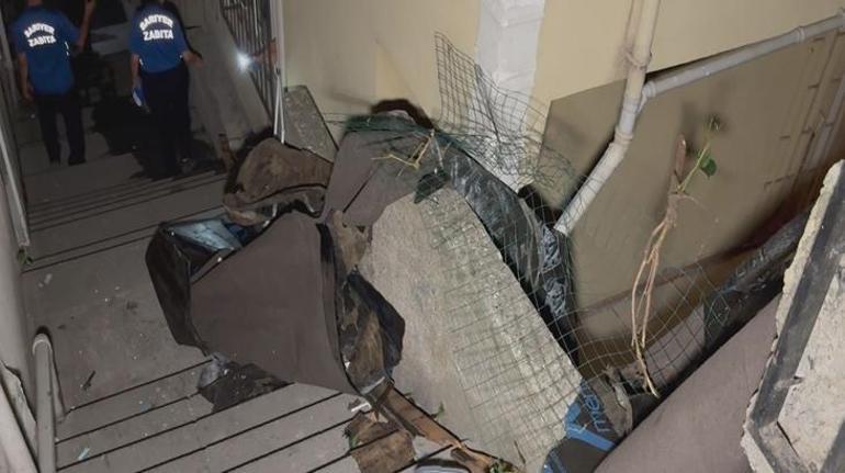 Sarıyer Ayazağa Mahallesi'nde fırtına nedeniyle uçan çatı