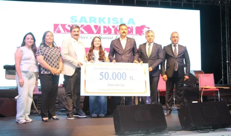 Şarkışla İlçe Stadyumu Tarihi Bir Geceye Ev Sahipliği Yaptı! Aşık Veysel Festivali Büyük İlgi Gördü