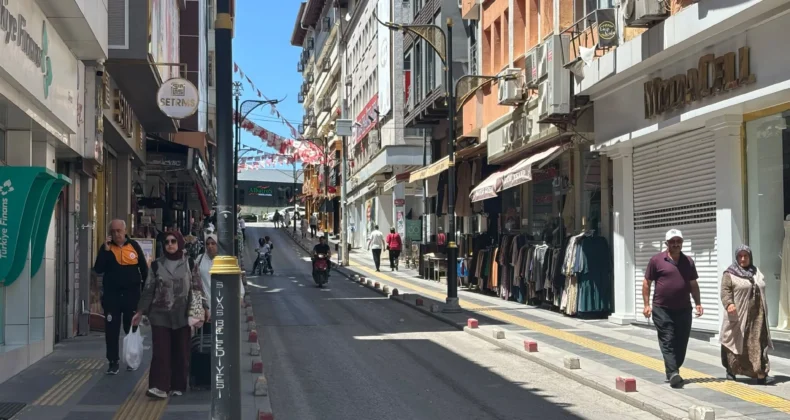 Sivas’ta Hafta Sonu Sıcakları Sirer Caddesi’ni Boşalttı! Esnaf Akşam Saatlerini Bekliyor