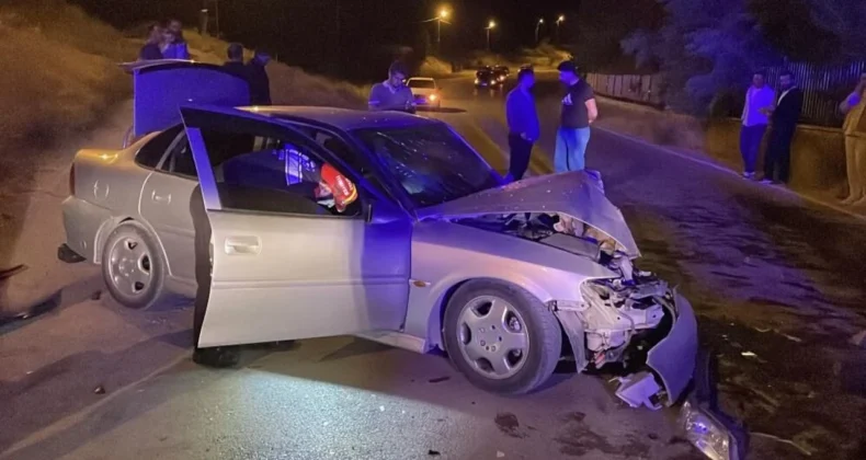 Sivas’ta Korkutan Kaza! Çayboyu Caddesi’nde İki Otomobil Çarpıştı: 6 Yaralı