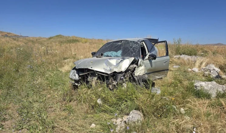 Sivas’ta Feci Kaza! Hafik’te Şarampole Yuvarlanan Otomobilde 3 Kişi Yaralandı