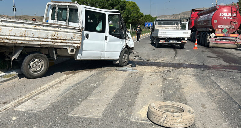 Sivas’ta İki Kamyonet Kavşakta Çarpıştı! 5 Kişi Yaralandı