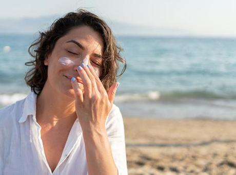 SPF 50 güneş kremi ve cilt lekelerinden korunma
