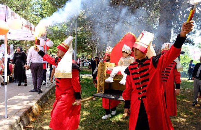 Sivas Vakıflar Bölge Müdürlüğü’nden Yozgat’ta Geleneksel Sünnet Şöleni! 30 Çocuğun Mutluluğuna Ortak Oldular